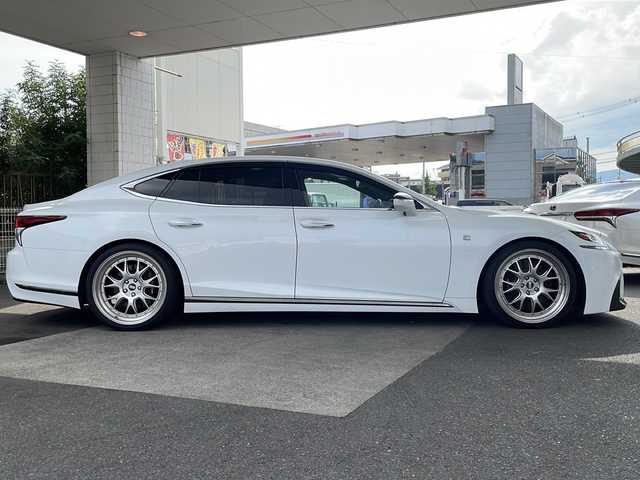 レクサス ＬＳ 500 Fスポーツ 京都府 2018(平30)年 6.1万km ホワイトノーヴァガラスフレーク レクサスセーフティシステム/プリクラッシュセーフティ/レーンキープアシスト/レーダークルーズコントロール/オートマチックハイビーム/サンルーフ　/３眼ＬＥＤライト　/ＨＵＶ　/ＢＳＭ　/PKSA/クリアランスソナー/ナノイー　/パノラミックビューモニター　/メモリーパワーシート/リアサンシェード　/Ｍｉｒａｃａｓｔ　/パドルシフト　/シートヒーター＆ベンチレーター　/アイドリングストップ/Bluetooth接続/純正メーカーナビ　12.3インチ/純正オプションドライブレコーダー/BBS AW２１インチ/プッシュスタート/ウィンカーミラー/フルセグTV/ブレーキホールド/電動リアゲート/禁煙車