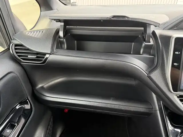 トヨタ ノア ハイブリッド Si 愛知県 2017(平29)年 4.9万km ブラッキッシュアゲハガラスフレーク 純正10インチナビ/（フルセグTV/CD/DVD/BT)/シートヒーター/両側パワースライドドア/ETC2.0/クルーズコントロール/クリアランスソナー/オートハイビーム/衝突軽減ブレーキ/スペアキー/純正16インチナビ/USB挿入口