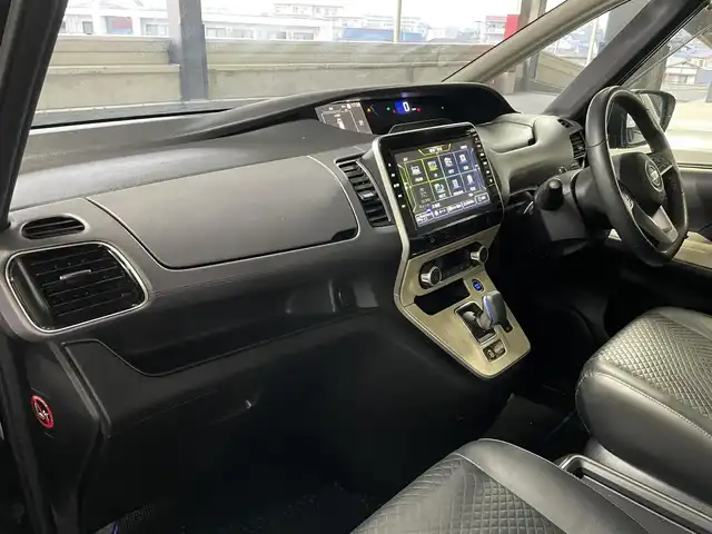 日産 セレナ e－パワー ハイウェイスター V 佐賀県 2019(令1)年 5.2万km ダイヤモンドブラック 純正9インチSDナビ/AM/FM/CD/DVD/Bluetooth/フルセグ/純正フリップダウンモニター/プロパイロット/全方位カメラ/両側パワースライドドア/前方ドライブレコーダー/レーダークルーズコントロール/ETC/合皮シート/衝突被害軽減システム/横滑り防止装置/LEDヘッドライト/フォグランプ/パーキングアシスト/ステアリングスイッチ/プッシュスタート/スマートキー/スペアキー1本/純正アルミホイール