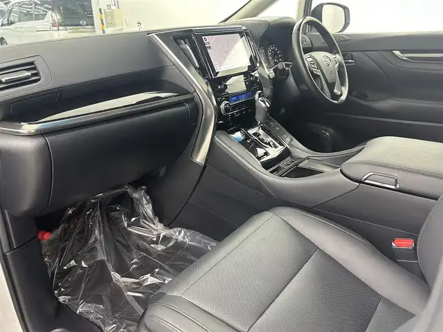 トヨタ アルファード S Cパッケージ 埼玉県 2021(令3)年 1.7万km ホワイトパールクリスタルシャイン サンルーフ　１２型フリップダウン　両側電動スライド　純正ディスプレイオーディオ　ナビ機能　ＣＤ　ＤＶＤ　Ｂｌｕｅｔｏｏｔｈ　前席シートヒーター　前席シートベンチレーション　電動オットマン　パワーシート ハンドルヒーター
