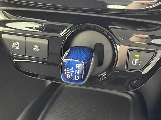 トヨタ プリウス S 滋賀県 2022(令4)年 1.8万km スーパーホワイトⅡ 禁煙車/純正コネクテッドナビ/USB/Bluetooth/バックカメラ/追従クルーズコントロール/ETC/レーンキープアシスト/ステアリングスイッチ/キセノンライト/オートハイビーム/オートライト/クリアランスソナー/ドライブレコーダー/１００V電源/プッシュスタート/スマートキー