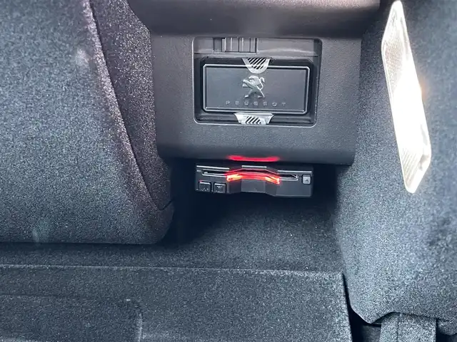 プジョー ３００８ GT ブルー HDi 東京都 2018(平30)年 2.4万km 緑 AppleCarPlay/サイドカメラ  バックカメラ/パドルシフト/アドバンスドグリップコントロール/LEDインテリジェントハイビーム/ヒルディセントコントロール/ACC/レーンキープアシスト/ブラインドスポットモニター/パワーバックドア/ETC/アクティブセーフティブレーキ/リバース連動ドアミラー/ワイヤレスチャージ/アンビエンスライト/レインセンサー /ISOFIX/プライバシーガラス/保証書　取説　スペアキー