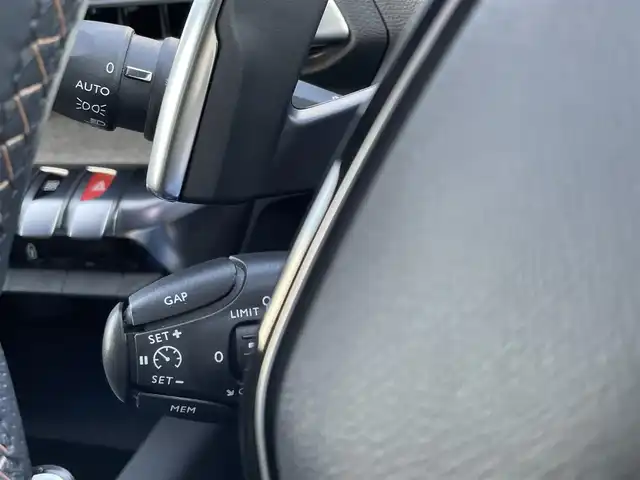プジョー ３００８ GT ブルー HDi 東京都 2018(平30)年 2.4万km 緑 AppleCarPlay/サイドカメラ  バックカメラ/パドルシフト/アドバンスドグリップコントロール/LEDインテリジェントハイビーム/ヒルディセントコントロール/ACC/レーンキープアシスト/ブラインドスポットモニター/パワーバックドア/ETC/アクティブセーフティブレーキ/リバース連動ドアミラー/ワイヤレスチャージ/アンビエンスライト/レインセンサー /ISOFIX/プライバシーガラス/保証書　取説　スペアキー
