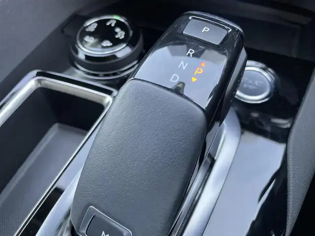 プジョー ３００８ GT ブルー HDi 東京都 2018(平30)年 2.4万km 緑 AppleCarPlay/サイドカメラ  バックカメラ/パドルシフト/アドバンスドグリップコントロール/LEDインテリジェントハイビーム/ヒルディセントコントロール/ACC/レーンキープアシスト/ブラインドスポットモニター/パワーバックドア/ETC/アクティブセーフティブレーキ/リバース連動ドアミラー/ワイヤレスチャージ/アンビエンスライト/レインセンサー /ISOFIX/プライバシーガラス/保証書　取説　スペアキー