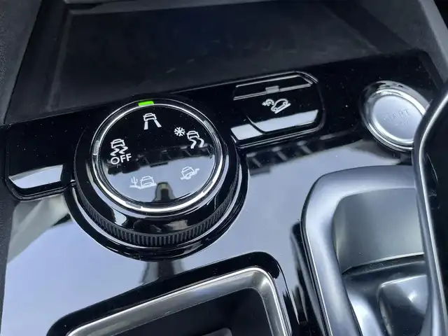 プジョー ３００８ GT ブルー HDi 東京都 2018(平30)年 2.4万km 緑 AppleCarPlay/サイドカメラ  バックカメラ/パドルシフト/アドバンスドグリップコントロール/LEDインテリジェントハイビーム/ヒルディセントコントロール/ACC/レーンキープアシスト/ブラインドスポットモニター/パワーバックドア/ETC/アクティブセーフティブレーキ/リバース連動ドアミラー/ワイヤレスチャージ/アンビエンスライト/レインセンサー /ISOFIX/プライバシーガラス/保証書　取説　スペアキー
