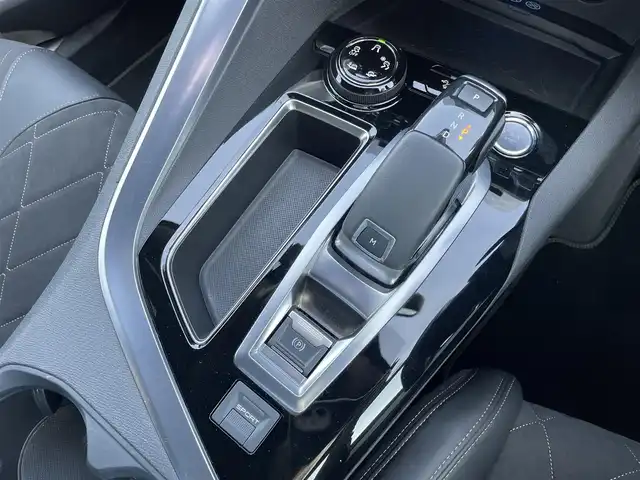 プジョー ３００８ GT ブルー HDi 東京都 2018(平30)年 2.4万km 緑 AppleCarPlay/サイドカメラ  バックカメラ/パドルシフト/アドバンスドグリップコントロール/LEDインテリジェントハイビーム/ヒルディセントコントロール/ACC/レーンキープアシスト/ブラインドスポットモニター/パワーバックドア/ETC/アクティブセーフティブレーキ/リバース連動ドアミラー/ワイヤレスチャージ/アンビエンスライト/レインセンサー /ISOFIX/プライバシーガラス/保証書　取説　スペアキー