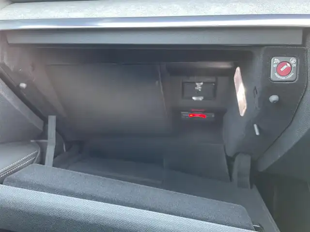 プジョー ３００８ GT ブルー HDi 東京都 2018(平30)年 2.4万km 緑 AppleCarPlay/サイドカメラ  バックカメラ/パドルシフト/アドバンスドグリップコントロール/LEDインテリジェントハイビーム/ヒルディセントコントロール/ACC/レーンキープアシスト/ブラインドスポットモニター/パワーバックドア/ETC/アクティブセーフティブレーキ/リバース連動ドアミラー/ワイヤレスチャージ/アンビエンスライト/レインセンサー /ISOFIX/プライバシーガラス/保証書　取説　スペアキー