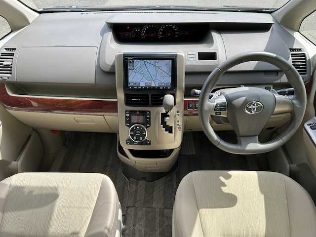 トヨタ ノア Si レイッシュ 宮城県 2011(平23)年 4.2万km ボルドーマイカメタリック 純正ナビ/バックカメラ/フルセグTV/Bluetooth、CD、DVD/後席用モニター/両側パワースライドドア/MTモード付きAT/パドルシフト/LEDヘッドライト/フォグランプ/オートライト/USB入力端子/ウォークスルー/プッシュスタート/純正アルミホイール/純正ビルトインETC/純正フロアマット/アンチロック・ブレーキ・システム