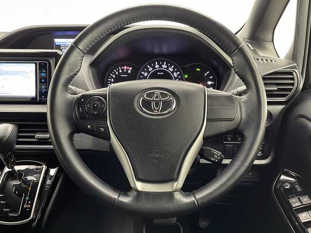トヨタ ノア Si ダブルバイビーⅡ 宮崎県 2019(令1)年 6.1万km ブラック Toyota Safety Sense/〇プリクラシュセーフティ/〇レーンディパーチャーアラート/〇パーキングサポートブレーキ/〇オートマチックハイビーム/〇先行車発進告知/〇クリアランスソナー/社外7インチSDナビ/フルセグTV/CD/DVD/Bluetooth/社外10.2インチ後席フリップダウンモニター（TVM-FW1020）/両側パワースライドドア/クルーズコントロール/ハーフレザーシート/LEDヘッドライト/ビルトインETC/純正16インチAW/アイドリングストップ/スマートキー×２/取扱説明書