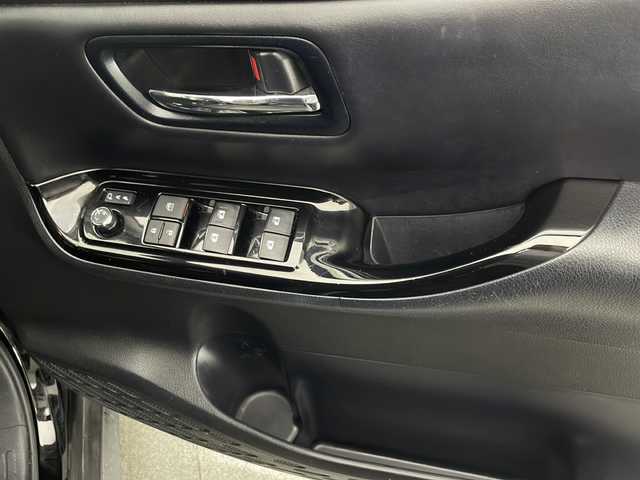 トヨタ ノア Si ダブルバイビーⅡ 宮崎県 2019(令1)年 6.1万km ブラック Toyota Safety Sense/〇プリクラシュセーフティ/〇レーンディパーチャーアラート/〇パーキングサポートブレーキ/〇オートマチックハイビーム/〇先行車発進告知/〇クリアランスソナー/社外7インチSDナビ/フルセグTV/CD/DVD/Bluetooth/社外10.2インチ後席フリップダウンモニター（TVM-FW1020）/両側パワースライドドア/クルーズコントロール/ハーフレザーシート/LEDヘッドライト/ビルトインETC/純正16インチAW/アイドリングストップ/スマートキー×２/取扱説明書