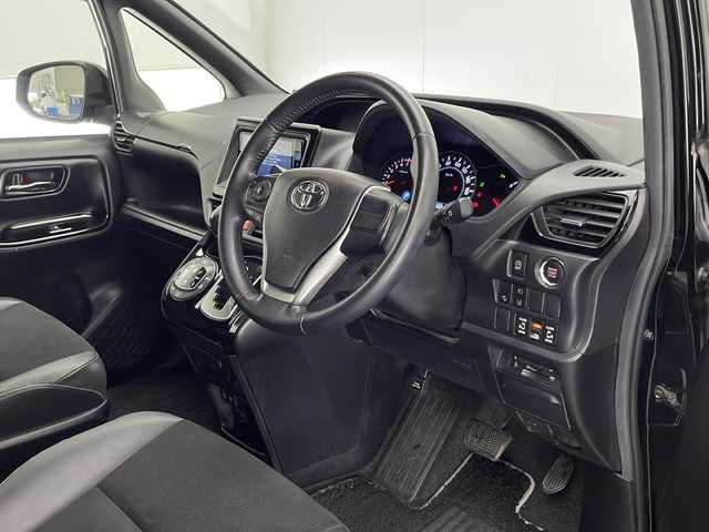 トヨタ ノア Si ダブルバイビーⅡ 宮崎県 2019(令1)年 6.1万km ブラック Toyota Safety Sense/〇プリクラシュセーフティ/〇レーンディパーチャーアラート/〇パーキングサポートブレーキ/〇オートマチックハイビーム/〇先行車発進告知/〇クリアランスソナー/社外7インチSDナビ/フルセグTV/CD/DVD/Bluetooth/社外10.2インチ後席フリップダウンモニター（TVM-FW1020）/両側パワースライドドア/クルーズコントロール/ハーフレザーシート/LEDヘッドライト/ビルトインETC/純正16インチAW/アイドリングストップ/スマートキー×２/取扱説明書