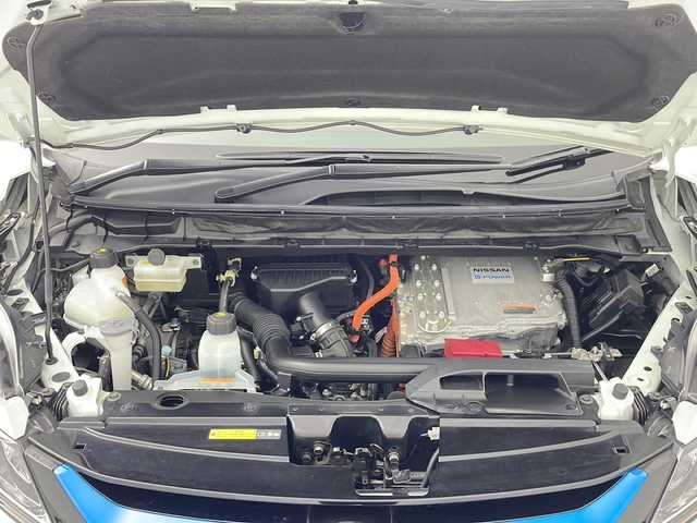 日産 セレナ e－パワー ハイウェイスター V 千葉県 2018(平30)年 4.3万km パール 純正ナビ/フルセグTV　Bluetooth　CD　DVD/バックカメラ/全方位カメラ/ETC/両側パワースライドドア/LEDヘッドライト/プロパイロット/衝突軽減ブレーキ/レーンキープアシスト/コーナーセンサー/パーキングアシスト/電子パーキング/シートヒーター/ハンドルヒーター/15インチ純正アルミホイール/純正フロアマット/後席ドリンクホルダー/後席USB入力端子/スペアキー/プッシュスタート
