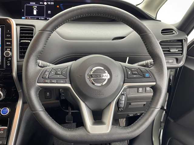 日産 セレナ e－パワー ハイウェイスター V 千葉県 2018(平30)年 4.3万km パール 純正ナビ/フルセグTV　Bluetooth　CD　DVD/バックカメラ/全方位カメラ/ETC/両側パワースライドドア/LEDヘッドライト/プロパイロット/衝突軽減ブレーキ/レーンキープアシスト/コーナーセンサー/パーキングアシスト/電子パーキング/シートヒーター/ハンドルヒーター/15インチ純正アルミホイール/純正フロアマット/後席ドリンクホルダー/後席USB入力端子/スペアキー/プッシュスタート
