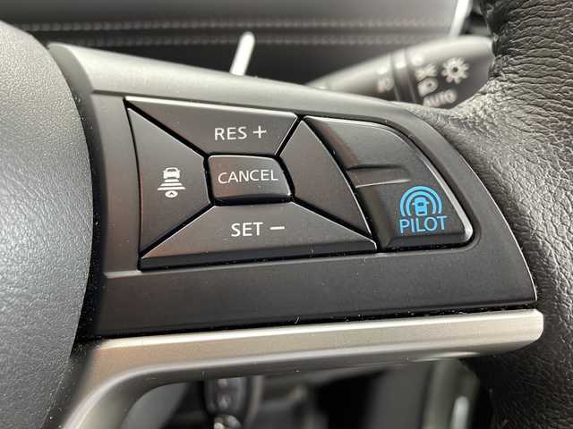日産 セレナ e－パワー ハイウェイスター V 千葉県 2018(平30)年 4.3万km パール 純正ナビ/フルセグTV　Bluetooth　CD　DVD/バックカメラ/全方位カメラ/ETC/両側パワースライドドア/LEDヘッドライト/プロパイロット/衝突軽減ブレーキ/レーンキープアシスト/コーナーセンサー/パーキングアシスト/電子パーキング/シートヒーター/ハンドルヒーター/15インチ純正アルミホイール/純正フロアマット/後席ドリンクホルダー/後席USB入力端子/スペアキー/プッシュスタート
