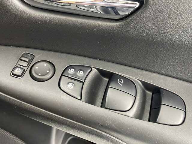 日産 セレナ e－パワー ハイウェイスター V 千葉県 2018(平30)年 4.3万km パール 純正ナビ/フルセグTV　Bluetooth　CD　DVD/バックカメラ/全方位カメラ/ETC/両側パワースライドドア/LEDヘッドライト/プロパイロット/衝突軽減ブレーキ/レーンキープアシスト/コーナーセンサー/パーキングアシスト/電子パーキング/シートヒーター/ハンドルヒーター/15インチ純正アルミホイール/純正フロアマット/後席ドリンクホルダー/後席USB入力端子/スペアキー/プッシュスタート