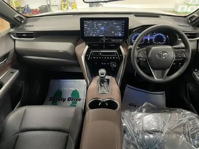 トヨタ ハリアー Z レザーパッケージ 道央・札幌 2024(令6)年 0.2万km プラチナホワイトパールマイカ 4WD/寒冷地仕様/純正OP12.3型ナビ/・フルセグTV/BT/USB/AM/FM/JBLサウンドシステム/TVキャンセラー/バックカメラ/デジタルインナーミラー/トヨタセーフティセンス/・プリクラッシュセーフティ/・レーントレーシングアシスト/・レーンディパーチャーアラート/・ロードサインアシスト/・発進遅れ告知機能/・プロアクティブドライビングアシスト/・緊急時操舵支援機能/横滑り防止装置/前後コーナーセンサー/ブラインドスポットモニター/ヘッドアップディスプレイ/本革シート/前席パワーシート/運転席シートメモリ機能/前席シートベンチレーション/前席シートヒーター/置くだけ充電/AC100V電源/電動パーキングブレーキ/ブレーキホールド/レーダークルーズコントロール/パワーバックドア/純正エンジンスターター/ビルトインETC2.0/オートライト/アダプティブハイビーム/LEDヘッドライト/前後フォグライト/ステアリングリモコン/ステアリングヒーター/フロアマット/純正ドアバイザー/スマートキーx2/純正19インチAW/新車時保証書/取扱説明書