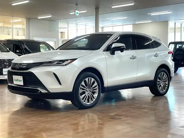 トヨタ ハリアー Z レザーパッケージ 道央・札幌 2024(令6)年 0.2万km プラチナホワイトパールマイカ 4WD/寒冷地仕様/純正OP12.3型ナビ/・フルセグTV/BT/USB/AM/FM/JBLサウンドシステム/TVキャンセラー/バックカメラ/デジタルインナーミラー/トヨタセーフティセンス/・プリクラッシュセーフティ/・レーントレーシングアシスト/・レーンディパーチャーアラート/・ロードサインアシスト/・発進遅れ告知機能/・プロアクティブドライビングアシスト/・緊急時操舵支援機能/横滑り防止装置/前後コーナーセンサー/ブラインドスポットモニター/ヘッドアップディスプレイ/本革シート/前席パワーシート/運転席シートメモリ機能/前席シートベンチレーション/前席シートヒーター/置くだけ充電/AC100V電源/電動パーキングブレーキ/ブレーキホールド/レーダークルーズコントロール/パワーバックドア/純正エンジンスターター/ビルトインETC2.0/オートライト/アダプティブハイビーム/LEDヘッドライト/前後フォグライト/ステアリングリモコン/ステアリングヒーター/フロアマット/純正ドアバイザー/スマートキーx2/純正19インチAW/新車時保証書/取扱説明書