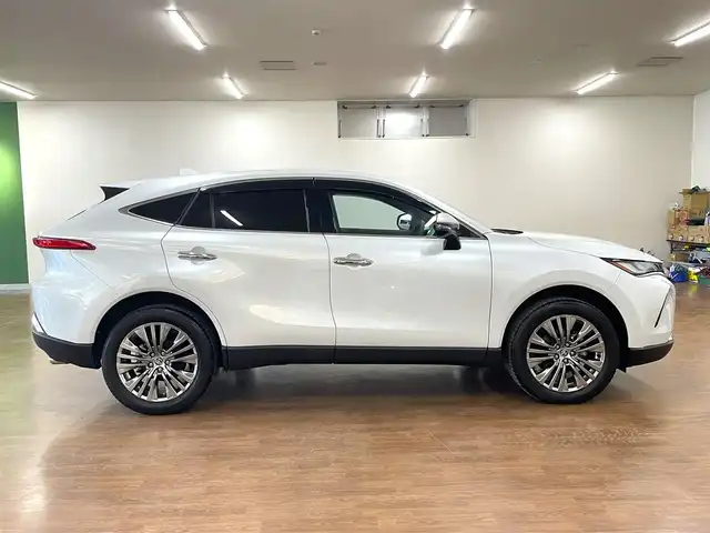 トヨタ ハリアー Z レザーパッケージ 道央・札幌 2024(令6)年 0.2万km プラチナホワイトパールマイカ 4WD/寒冷地仕様/純正OP12.3型ナビ/・フルセグTV/BT/USB/AM/FM/JBLサウンドシステム/TVキャンセラー/バックカメラ/デジタルインナーミラー/トヨタセーフティセンス/・プリクラッシュセーフティ/・レーントレーシングアシスト/・レーンディパーチャーアラート/・ロードサインアシスト/・発進遅れ告知機能/・プロアクティブドライビングアシスト/・緊急時操舵支援機能/横滑り防止装置/前後コーナーセンサー/ブラインドスポットモニター/ヘッドアップディスプレイ/本革シート/前席パワーシート/運転席シートメモリ機能/前席シートベンチレーション/前席シートヒーター/置くだけ充電/AC100V電源/電動パーキングブレーキ/ブレーキホールド/レーダークルーズコントロール/パワーバックドア/純正エンジンスターター/ビルトインETC2.0/オートライト/アダプティブハイビーム/LEDヘッドライト/前後フォグライト/ステアリングリモコン/ステアリングヒーター/フロアマット/純正ドアバイザー/スマートキーx2/純正19インチAW/新車時保証書/取扱説明書
