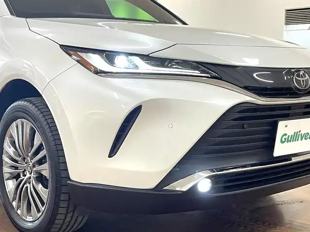 トヨタ ハリアー Z レザーパッケージ 道央・札幌 2024(令6)年 0.2万km プラチナホワイトパールマイカ 4WD/寒冷地仕様/純正OP12.3型ナビ/・フルセグTV/BT/USB/AM/FM/JBLサウンドシステム/TVキャンセラー/バックカメラ/デジタルインナーミラー/トヨタセーフティセンス/・プリクラッシュセーフティ/・レーントレーシングアシスト/・レーンディパーチャーアラート/・ロードサインアシスト/・発進遅れ告知機能/・プロアクティブドライビングアシスト/・緊急時操舵支援機能/横滑り防止装置/前後コーナーセンサー/ブラインドスポットモニター/ヘッドアップディスプレイ/本革シート/前席パワーシート/運転席シートメモリ機能/前席シートベンチレーション/前席シートヒーター/置くだけ充電/AC100V電源/電動パーキングブレーキ/ブレーキホールド/レーダークルーズコントロール/パワーバックドア/純正エンジンスターター/ビルトインETC2.0/オートライト/アダプティブハイビーム/LEDヘッドライト/前後フォグライト/ステアリングリモコン/ステアリングヒーター/フロアマット/純正ドアバイザー/スマートキーx2/純正19インチAW/新車時保証書/取扱説明書