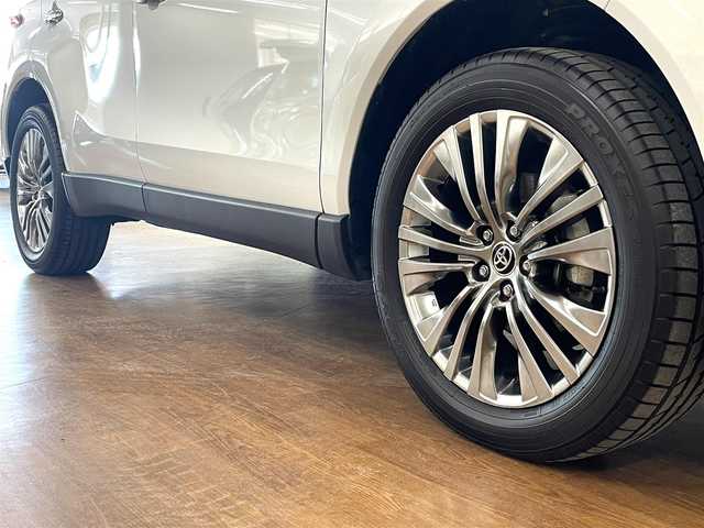 トヨタ ハリアー Z レザーパッケージ 道央・札幌 2024(令6)年 0.2万km プラチナホワイトパールマイカ 4WD/寒冷地仕様/純正OP12.3型ナビ/・フルセグTV/BT/USB/AM/FM/JBLサウンドシステム/TVキャンセラー/バックカメラ/デジタルインナーミラー/トヨタセーフティセンス/・プリクラッシュセーフティ/・レーントレーシングアシスト/・レーンディパーチャーアラート/・ロードサインアシスト/・発進遅れ告知機能/・プロアクティブドライビングアシスト/・緊急時操舵支援機能/横滑り防止装置/前後コーナーセンサー/ブラインドスポットモニター/ヘッドアップディスプレイ/本革シート/前席パワーシート/運転席シートメモリ機能/前席シートベンチレーション/前席シートヒーター/置くだけ充電/AC100V電源/電動パーキングブレーキ/ブレーキホールド/レーダークルーズコントロール/パワーバックドア/純正エンジンスターター/ビルトインETC2.0/オートライト/アダプティブハイビーム/LEDヘッドライト/前後フォグライト/ステアリングリモコン/ステアリングヒーター/フロアマット/純正ドアバイザー/スマートキーx2/純正19インチAW/新車時保証書/取扱説明書