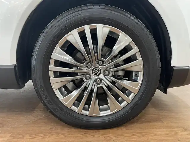 トヨタ ハリアー Z レザーパッケージ 道央・札幌 2024(令6)年 0.2万km プラチナホワイトパールマイカ 4WD/寒冷地仕様/純正OP12.3型ナビ/・フルセグTV/BT/USB/AM/FM/JBLサウンドシステム/TVキャンセラー/バックカメラ/デジタルインナーミラー/トヨタセーフティセンス/・プリクラッシュセーフティ/・レーントレーシングアシスト/・レーンディパーチャーアラート/・ロードサインアシスト/・発進遅れ告知機能/・プロアクティブドライビングアシスト/・緊急時操舵支援機能/横滑り防止装置/前後コーナーセンサー/ブラインドスポットモニター/ヘッドアップディスプレイ/本革シート/前席パワーシート/運転席シートメモリ機能/前席シートベンチレーション/前席シートヒーター/置くだけ充電/AC100V電源/電動パーキングブレーキ/ブレーキホールド/レーダークルーズコントロール/パワーバックドア/純正エンジンスターター/ビルトインETC2.0/オートライト/アダプティブハイビーム/LEDヘッドライト/前後フォグライト/ステアリングリモコン/ステアリングヒーター/フロアマット/純正ドアバイザー/スマートキーx2/純正19インチAW/新車時保証書/取扱説明書