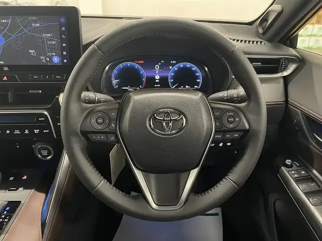トヨタ ハリアー Z レザーパッケージ 道央・札幌 2024(令6)年 0.2万km プラチナホワイトパールマイカ 4WD/寒冷地仕様/純正OP12.3型ナビ/・フルセグTV/BT/USB/AM/FM/JBLサウンドシステム/TVキャンセラー/バックカメラ/デジタルインナーミラー/トヨタセーフティセンス/・プリクラッシュセーフティ/・レーントレーシングアシスト/・レーンディパーチャーアラート/・ロードサインアシスト/・発進遅れ告知機能/・プロアクティブドライビングアシスト/・緊急時操舵支援機能/横滑り防止装置/前後コーナーセンサー/ブラインドスポットモニター/ヘッドアップディスプレイ/本革シート/前席パワーシート/運転席シートメモリ機能/前席シートベンチレーション/前席シートヒーター/置くだけ充電/AC100V電源/電動パーキングブレーキ/ブレーキホールド/レーダークルーズコントロール/パワーバックドア/純正エンジンスターター/ビルトインETC2.0/オートライト/アダプティブハイビーム/LEDヘッドライト/前後フォグライト/ステアリングリモコン/ステアリングヒーター/フロアマット/純正ドアバイザー/スマートキーx2/純正19インチAW/新車時保証書/取扱説明書