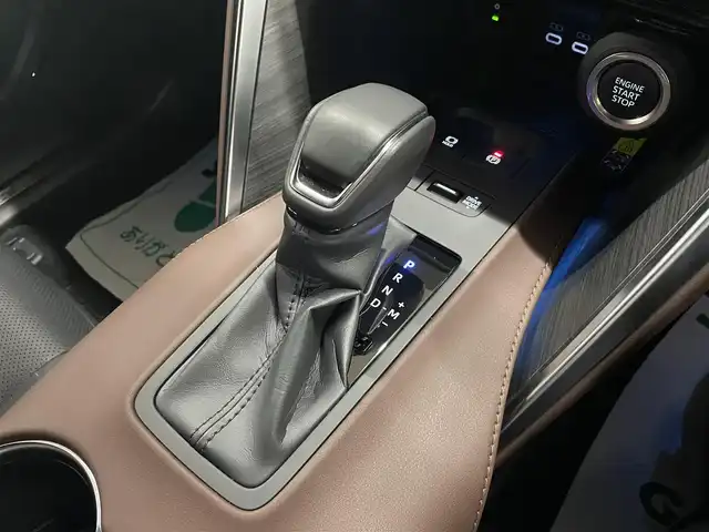 トヨタ ハリアー Z レザーパッケージ 道央・札幌 2024(令6)年 0.2万km プラチナホワイトパールマイカ 4WD/寒冷地仕様/純正OP12.3型ナビ/・フルセグTV/BT/USB/AM/FM/JBLサウンドシステム/TVキャンセラー/バックカメラ/デジタルインナーミラー/トヨタセーフティセンス/・プリクラッシュセーフティ/・レーントレーシングアシスト/・レーンディパーチャーアラート/・ロードサインアシスト/・発進遅れ告知機能/・プロアクティブドライビングアシスト/・緊急時操舵支援機能/横滑り防止装置/前後コーナーセンサー/ブラインドスポットモニター/ヘッドアップディスプレイ/本革シート/前席パワーシート/運転席シートメモリ機能/前席シートベンチレーション/前席シートヒーター/置くだけ充電/AC100V電源/電動パーキングブレーキ/ブレーキホールド/レーダークルーズコントロール/パワーバックドア/純正エンジンスターター/ビルトインETC2.0/オートライト/アダプティブハイビーム/LEDヘッドライト/前後フォグライト/ステアリングリモコン/ステアリングヒーター/フロアマット/純正ドアバイザー/スマートキーx2/純正19インチAW/新車時保証書/取扱説明書