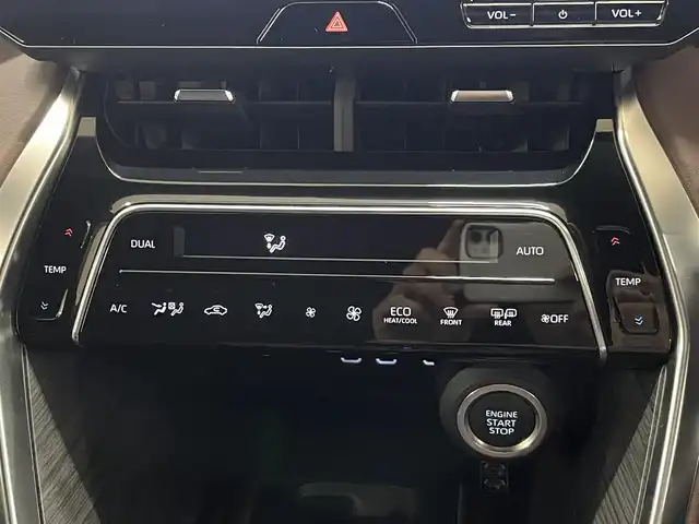トヨタ ハリアー Z レザーパッケージ 道央・札幌 2024(令6)年 0.2万km プラチナホワイトパールマイカ 4WD/寒冷地仕様/純正OP12.3型ナビ/・フルセグTV/BT/USB/AM/FM/JBLサウンドシステム/TVキャンセラー/バックカメラ/デジタルインナーミラー/トヨタセーフティセンス/・プリクラッシュセーフティ/・レーントレーシングアシスト/・レーンディパーチャーアラート/・ロードサインアシスト/・発進遅れ告知機能/・プロアクティブドライビングアシスト/・緊急時操舵支援機能/横滑り防止装置/前後コーナーセンサー/ブラインドスポットモニター/ヘッドアップディスプレイ/本革シート/前席パワーシート/運転席シートメモリ機能/前席シートベンチレーション/前席シートヒーター/置くだけ充電/AC100V電源/電動パーキングブレーキ/ブレーキホールド/レーダークルーズコントロール/パワーバックドア/純正エンジンスターター/ビルトインETC2.0/オートライト/アダプティブハイビーム/LEDヘッドライト/前後フォグライト/ステアリングリモコン/ステアリングヒーター/フロアマット/純正ドアバイザー/スマートキーx2/純正19インチAW/新車時保証書/取扱説明書