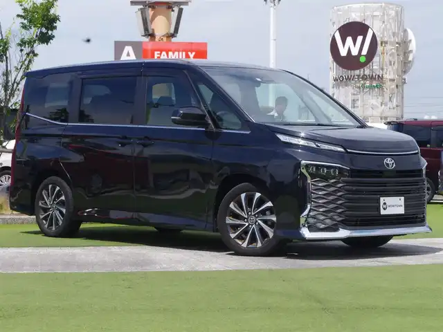 トヨタ ヴォクシー S－Z 千葉県 2022(令4)年 3.5万km グリッターブラックガラスフレーク Toyota Safety Sense/・プリクラッシュセーフティ/・レーンディパーチャーアラート/・オートハイビーム/・レーダークルーズコントロール/・ブラインドスポットモニター/アドバンスドドライブ/デジタルインナーミラー/ヘッドアップディスプレイ/両側パワースライドドア/10.5インチ純正コネクティッドナビ/地デジTV/【DVD/CD再生機能　Bluetooth接続】/バックカメラ/ドライブレコーダー（前後撮影）/ハーフレザーシート/前席シートヒーター/ETC（2.0）/LEDヘッドライト/ウインカーミラー/純正17インチアルミホイル/サイド/カーテンエアバッグ/スマートキー