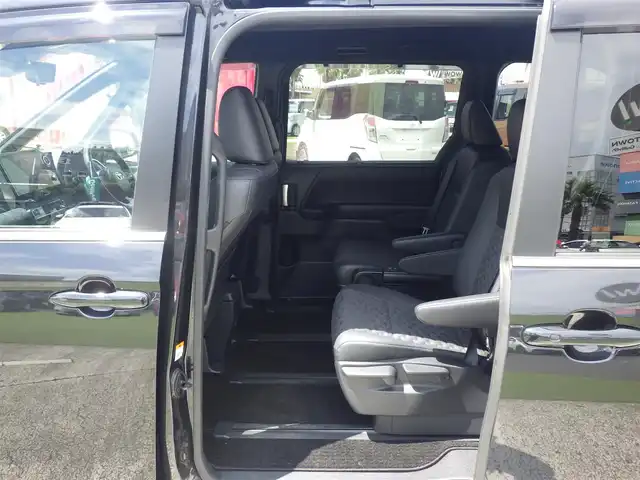 トヨタ ヴォクシー S－Z 千葉県 2022(令4)年 3.5万km グリッターブラックガラスフレーク Toyota Safety Sense/・プリクラッシュセーフティ/・レーンディパーチャーアラート/・オートハイビーム/・レーダークルーズコントロール/・ブラインドスポットモニター/アドバンスドドライブ/デジタルインナーミラー/ヘッドアップディスプレイ/両側パワースライドドア/10.5インチ純正コネクティッドナビ/地デジTV/【DVD/CD再生機能　Bluetooth接続】/バックカメラ/ドライブレコーダー（前後撮影）/ハーフレザーシート/前席シートヒーター/ETC（2.0）/LEDヘッドライト/ウインカーミラー/純正17インチアルミホイル/サイド/カーテンエアバッグ/スマートキー
