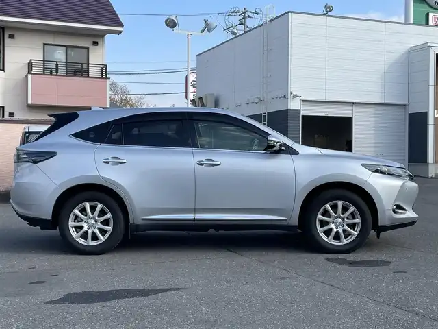 トヨタ ハリアー エレガンス 道央・札幌 2016(平28)年 7.6万km シルバーM 　ワンオーナー　/　4　W　D　/寒冷地仕様/純正SDナビ(CD/DVD/FM/AM/SD/BT)/フルセグ（走行中視聴可能）/バックカメラ/アイドリングストップ/ウィンカーミラー/クルーズコントロール（追従走行あり）/ドアバイザー/プッシュスタート/ビルトインETC/MTモード付AT/パーキングアシスト/スペアキー×１/純正フロアマット/パワーシート（運転席）/横滑り防止装置/コーナーセンサー/盗難防止装置/オートライト/カーテンエアバッグ/純正エンジンスターター/フォグランプ/リアフォグランプ/ステアリングスイッチ/革巻きステアリング/ワイパー間欠時間コントローラー/フロントデアイサースイッチ/電動格納ミラー/ECO　MODE/PWR　MODE/積込冬タイヤ（純正AW/225/65/R17/24年製/溝7ｍｍ）