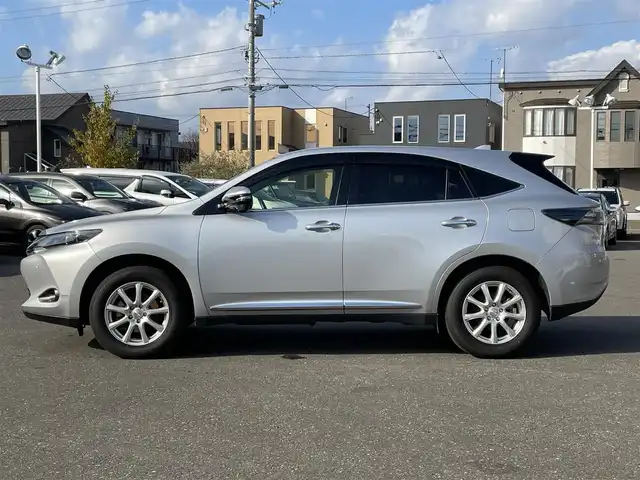 トヨタ ハリアー エレガンス 道央・札幌 2016(平28)年 7.6万km シルバーM 　ワンオーナー　/　4　W　D　/寒冷地仕様/純正SDナビ(CD/DVD/FM/AM/SD/BT)/フルセグ（走行中視聴可能）/バックカメラ/アイドリングストップ/ウィンカーミラー/クルーズコントロール（追従走行あり）/ドアバイザー/プッシュスタート/ビルトインETC/MTモード付AT/パーキングアシスト/スペアキー×１/純正フロアマット/パワーシート（運転席）/横滑り防止装置/コーナーセンサー/盗難防止装置/オートライト/カーテンエアバッグ/純正エンジンスターター/フォグランプ/リアフォグランプ/ステアリングスイッチ/革巻きステアリング/ワイパー間欠時間コントローラー/フロントデアイサースイッチ/電動格納ミラー/ECO　MODE/PWR　MODE/積込冬タイヤ（純正AW/225/65/R17/24年製/溝7ｍｍ）