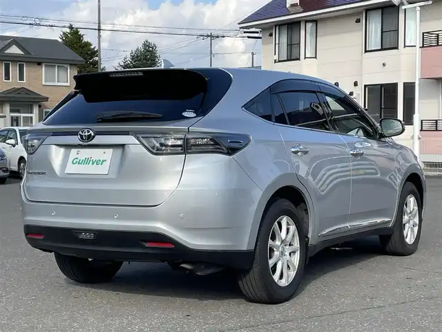 トヨタ ハリアー エレガンス 道央・札幌 2016(平28)年 7.6万km シルバーM 　ワンオーナー　/　4　W　D　/寒冷地仕様/純正SDナビ(CD/DVD/FM/AM/SD/BT)/フルセグ（走行中視聴可能）/バックカメラ/アイドリングストップ/ウィンカーミラー/クルーズコントロール（追従走行あり）/ドアバイザー/プッシュスタート/ビルトインETC/MTモード付AT/パーキングアシスト/スペアキー×１/純正フロアマット/パワーシート（運転席）/横滑り防止装置/コーナーセンサー/盗難防止装置/オートライト/カーテンエアバッグ/純正エンジンスターター/フォグランプ/リアフォグランプ/ステアリングスイッチ/革巻きステアリング/ワイパー間欠時間コントローラー/フロントデアイサースイッチ/電動格納ミラー/ECO　MODE/PWR　MODE/積込冬タイヤ（純正AW/225/65/R17/24年製/溝7ｍｍ）