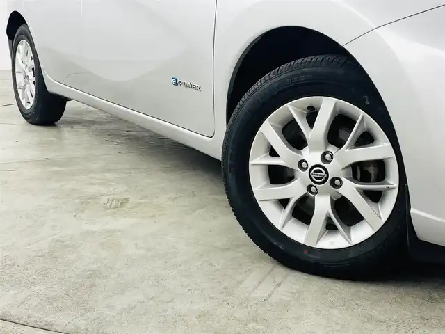 日産 ノート e－パワー X 福島県 2020(令2)年 2.4万km シルバー エマージェンシーブレーキ　/・車線逸脱警報　/コーナーセンサー　/純正ＳＤナビゲーション　/【AM/FM/DISC/Bluetooth/ワンセグ】/スマートキー　/・スペアキー/オートライト　/・ヘッドライトレベライザー　/電動格納ミラー　/純正フロアマット　/取扱説明書