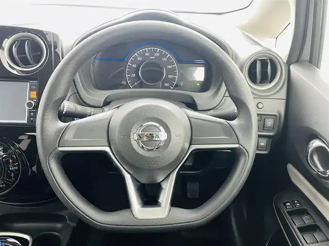 日産 ノート e－パワー X 福島県 2020(令2)年 2.4万km シルバー エマージェンシーブレーキ　/・車線逸脱警報　/コーナーセンサー　/純正ＳＤナビゲーション　/【AM/FM/DISC/Bluetooth/ワンセグ】/スマートキー　/・スペアキー/オートライト　/・ヘッドライトレベライザー　/電動格納ミラー　/純正フロアマット　/取扱説明書