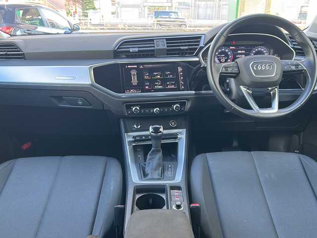 アウディ Ｑ３ 35TFSI アドバンスド 愛知県 2020(令2)年 2.2万km グレイシアホワイトメタリック /正規ディーラー車//禁煙車//ベーシックパッケージ//アシスタンスパッケージ//テクノロジーパッケージ//10.25インチMMIタッチスクリーンナビ//USB/SD/BT/CarPlay/AndroidAuto//サラウンドビューカメラ//ビルトインETC2.0//ワイヤレスチャージング//バーチャルコックピット//ミラー型ドライブレコーダー//シートヒーター//パワーシート /ランバーサポート//電動テールゲート//ホールドアシスト//ドライブセレクト//プレセンス//サイドアシスト//パーキングシステム//アダプティブクルーズアシスト//アクティブレーンアシスト//エマージェンシーアシスト//リヤクロストラフィックアシスト//ドライバーアシスタンスシステム//アダプティブクルーズコントロール//パーキングエイド//ハイビームアシスト//LEDオートヘッドライト/リアフォグランプ//ハイグロスパッケージ//オートリトラクタブルウィンカーミラー//ルーフレール//純正18インチAW//ESC//ヒルディセントアシスト/ヒルホールドアシスト//MTモード付きAT//スピードリミッター//アイドリングストップ//プッシュスタート/スペアスマートキー//純正フロアマット//保証書/取扱説明書//D点検整備記録簿R3.4.5.6