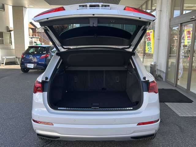 アウディ Ｑ３ 35TFSI アドバンスド 愛知県 2020(令2)年 2.2万km グレイシアホワイトメタリック /正規ディーラー車//禁煙車//ベーシックパッケージ//アシスタンスパッケージ//テクノロジーパッケージ//10.25インチMMIタッチスクリーンナビ//USB/SD/BT/CarPlay/AndroidAuto//サラウンドビューカメラ//ビルトインETC2.0//ワイヤレスチャージング//バーチャルコックピット//ミラー型ドライブレコーダー//シートヒーター//パワーシート /ランバーサポート//電動テールゲート//ホールドアシスト//ドライブセレクト//プレセンス//サイドアシスト//パーキングシステム//アダプティブクルーズアシスト//アクティブレーンアシスト//エマージェンシーアシスト//リヤクロストラフィックアシスト//ドライバーアシスタンスシステム//アダプティブクルーズコントロール//パーキングエイド//ハイビームアシスト//LEDオートヘッドライト/リアフォグランプ//ハイグロスパッケージ//オートリトラクタブルウィンカーミラー//ルーフレール//純正18インチAW//ESC//ヒルディセントアシスト/ヒルホールドアシスト//MTモード付きAT//スピードリミッター//アイドリングストップ//プッシュスタート/スペアスマートキー//純正フロアマット//保証書/取扱説明書//D点検整備記録簿R3.4.5.6