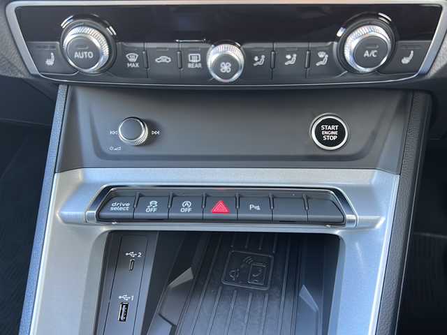 アウディ Ｑ３ 35TFSI アドバンスド 愛知県 2020(令2)年 2.2万km グレイシアホワイトメタリック /正規ディーラー車//禁煙車//ベーシックパッケージ//アシスタンスパッケージ//テクノロジーパッケージ//10.25インチMMIタッチスクリーンナビ//USB/SD/BT/CarPlay/AndroidAuto//サラウンドビューカメラ//ビルトインETC2.0//ワイヤレスチャージング//バーチャルコックピット//ミラー型ドライブレコーダー//シートヒーター//パワーシート /ランバーサポート//電動テールゲート//ホールドアシスト//ドライブセレクト//プレセンス//サイドアシスト//パーキングシステム//アダプティブクルーズアシスト//アクティブレーンアシスト//エマージェンシーアシスト//リヤクロストラフィックアシスト//ドライバーアシスタンスシステム//アダプティブクルーズコントロール//パーキングエイド//ハイビームアシスト//LEDオートヘッドライト/リアフォグランプ//ハイグロスパッケージ//オートリトラクタブルウィンカーミラー//ルーフレール//純正18インチAW//ESC//ヒルディセントアシスト/ヒルホールドアシスト//MTモード付きAT//スピードリミッター//アイドリングストップ//プッシュスタート/スペアスマートキー//純正フロアマット//保証書/取扱説明書//D点検整備記録簿R3.4.5.6