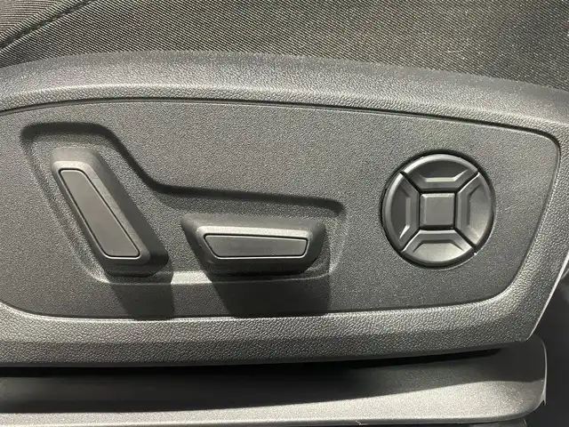 アウディ Ｑ３ 35TFSI アドバンスド 愛知県 2020(令2)年 2.2万km グレイシアホワイトメタリック /正規ディーラー車//禁煙車//ベーシックパッケージ//アシスタンスパッケージ//テクノロジーパッケージ//10.25インチMMIタッチスクリーンナビ//USB/SD/BT/CarPlay/AndroidAuto//サラウンドビューカメラ//ビルトインETC2.0//ワイヤレスチャージング//バーチャルコックピット//ミラー型ドライブレコーダー//シートヒーター//パワーシート /ランバーサポート//電動テールゲート//ホールドアシスト//ドライブセレクト//プレセンス//サイドアシスト//パーキングシステム//アダプティブクルーズアシスト//アクティブレーンアシスト//エマージェンシーアシスト//リヤクロストラフィックアシスト//ドライバーアシスタンスシステム//アダプティブクルーズコントロール//パーキングエイド//ハイビームアシスト//LEDオートヘッドライト/リアフォグランプ//ハイグロスパッケージ//オートリトラクタブルウィンカーミラー//ルーフレール//純正18インチAW//ESC//ヒルディセントアシスト/ヒルホールドアシスト//MTモード付きAT//スピードリミッター//アイドリングストップ//プッシュスタート/スペアスマートキー//純正フロアマット//保証書/取扱説明書//D点検整備記録簿R3.4.5.6