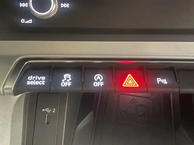 アウディ Ｑ３ 35TFSI アドバンスド 愛知県 2020(令2)年 2.2万km グレイシアホワイトメタリック /正規ディーラー車//禁煙車//ベーシックパッケージ//アシスタンスパッケージ//テクノロジーパッケージ//10.25インチMMIタッチスクリーンナビ//USB/SD/BT/CarPlay/AndroidAuto//サラウンドビューカメラ//ビルトインETC2.0//ワイヤレスチャージング//バーチャルコックピット//ミラー型ドライブレコーダー//シートヒーター//パワーシート /ランバーサポート//電動テールゲート//ホールドアシスト//ドライブセレクト//プレセンス//サイドアシスト//パーキングシステム//アダプティブクルーズアシスト//アクティブレーンアシスト//エマージェンシーアシスト//リヤクロストラフィックアシスト//ドライバーアシスタンスシステム//アダプティブクルーズコントロール//パーキングエイド//ハイビームアシスト//LEDオートヘッドライト/リアフォグランプ//ハイグロスパッケージ//オートリトラクタブルウィンカーミラー//ルーフレール//純正18インチAW//ESC//ヒルディセントアシスト/ヒルホールドアシスト//MTモード付きAT//スピードリミッター//アイドリングストップ//プッシュスタート/スペアスマートキー//純正フロアマット//保証書/取扱説明書//D点検整備記録簿R3.4.5.6