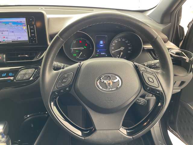 トヨタ Ｃ－ＨＲ G 愛知県 2017(平29)年 6.3万km ブラックマイカ SDナビ/レーダークルーズコントロール/シートヒーター/バックカメラ/コーナーセンサー/純正アルミホイール/ブラインドスポットモニター/LEDヘッドライト/オートマチックハイビーム/インテリジェントミラー/ETC/衝突軽減システム/フルセグ/CD DVD/Bluetooth/ステアリングスイッチ/スマートキー/プッシュスタート