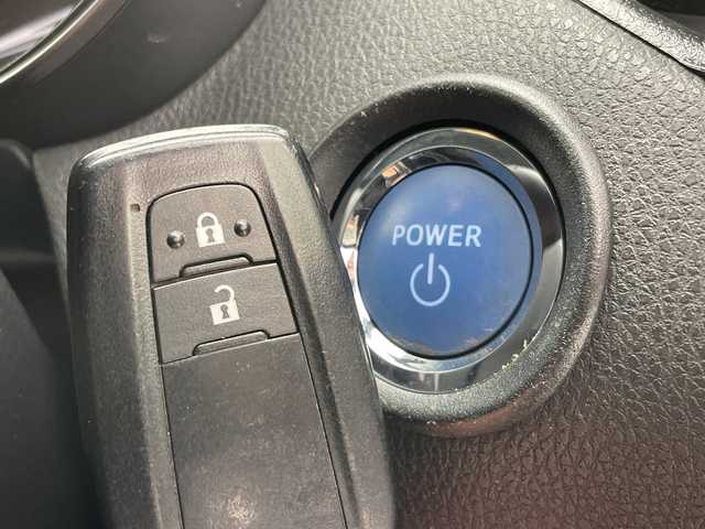 トヨタ Ｃ－ＨＲ G 愛知県 2017(平29)年 6.3万km ブラックマイカ SDナビ/レーダークルーズコントロール/シートヒーター/バックカメラ/コーナーセンサー/純正アルミホイール/ブラインドスポットモニター/LEDヘッドライト/オートマチックハイビーム/インテリジェントミラー/ETC/衝突軽減システム/フルセグ/CD DVD/Bluetooth/ステアリングスイッチ/スマートキー/プッシュスタート