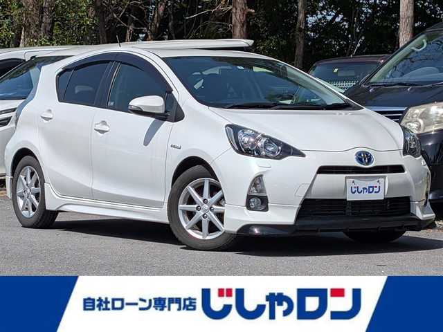トヨタ アクア G ブラックソフトレザーセレ 栃木県 2013(平25)年 6.4万km ライムホワイトパールクリスタルシャイン ・DN登録文言/(株)IDOMが運営する【じしゃロン宇都宮店】の自社ローン対象車両になります。こちらは現金またはオートローンご利用時の価格です。自社ローンご希望の方は別途その旨お申付け下さい/純正SDナビ/CD/DVD/BT/TV/ハーフレザーシート/バックカメラ/ETC/ドライブレコーダー/ヘッドライトウォッシャー/ステアリングスイッチ/純正AW/ドアバイザー/電格ミラー/ドアミラーウインカー