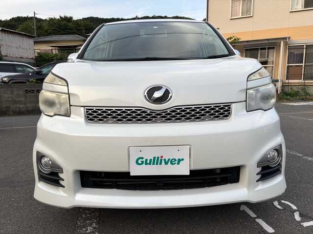 トヨタ ヴォクシー ZS 煌Ⅱ 福岡県 2012(平24)年 18万km ホワイトパールクリスタルシャイン ワンオーナー/純正ナビ/（AM/FM/CD/DVD/SD/Bluetooth/ワンセグTV）/パワースライドドア（両側）/パドルシフト/３列シート/ビルドインETC/純正アルミホイール/純正フロアマット/電格ミラー/オートライト/フォグランプ/後部座席モニター/プッシュスタート/保証書/取扱説明書