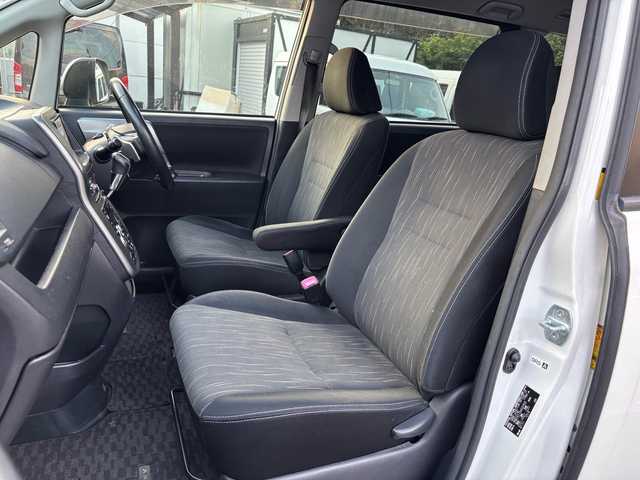 トヨタ ヴォクシー ZS 煌Ⅱ 福岡県 2012(平24)年 18万km ホワイトパールクリスタルシャイン ワンオーナー/純正ナビ/（AM/FM/CD/DVD/SD/Bluetooth/ワンセグTV）/パワースライドドア（両側）/パドルシフト/３列シート/ビルドインETC/純正アルミホイール/純正フロアマット/電格ミラー/オートライト/フォグランプ/後部座席モニター/プッシュスタート/保証書/取扱説明書