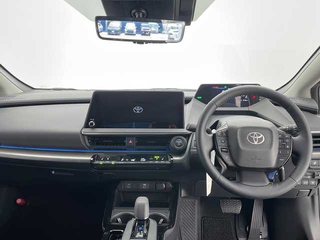 トヨタ プリウス Z 長野県 2023(令5)年 3.5万km プラチナホワイトパールマイカ 4WD/純正メモリナビ&フルセグTV&USB&BT/トヨタセーフティセンス/アダプティブクルーズコントロール/レーンディパーチャーアラート/プリクラッシュセーフティ/ブラインドスポットモニター/クリアランスソナー/リアクロストラフィックアラート/リアカメラディテクション/プロアクティブドライビングアシスト/パーキングサポートブレーキ/ロードサインアシスト/オートマチックハイビーム/後方車両接近告知/安心降車アシスト/周辺時接近サポート/先行車発進告知/寒冷地仕様/リアフォグランプ/フロントワイパーデアイサー/パワーバックドア/デジタルインナーミラー/レザーシート/前席エアシート/前席シートヒーター/運転席パワーシート/運転席シートメモリ/ステアリングスイッチ/全方位カメラ/ビルトインETC2.0/LEDヘッドライト/オートライト/電動格納ミラー/ウィンカーミラー/ドアミラーヒーター/電動ホールド/オートホールド/純正19インチAW装着/純正フロアマット/純正ドアバイザー/プッシュスタート/スマートキー/スペアキー1本