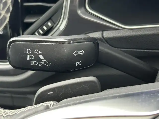 フォルクスワーゲン ＶＷ Ｔ－ロック TDI Rライン 熊本県 2021(令3)年 2万km ホワイトシルバーメタリック 禁煙車　/純正ナビ（ＡｐｐｌＣａｒＰｌａｙ・ＡｎｄｒｏｉｄＡｕｔｏ・フルセグ・ＢＴ・ＵＳＢ）/社外前後ドライブレコーダー　/ETC2.0/レーダークルーズコントロール/前後クリアランスソナー　/パワーバックドア　/衝突軽減ブレーキ/ブラインドスポットモニター/アイドリングストップ/横滑り防止　/純正フロアマット/ハーフレザーシート/純正19インチAW/オートライト/LEDヘッドライト/フォグライト/スマートキー/プッシュスタート/スペアキー1本/取扱説明書