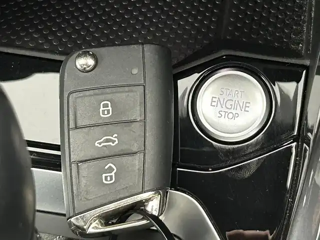 フォルクスワーゲン ＶＷ Ｔ－ロック TDI Rライン 熊本県 2021(令3)年 2万km ホワイトシルバーメタリック 禁煙車　/純正ナビ（ＡｐｐｌＣａｒＰｌａｙ・ＡｎｄｒｏｉｄＡｕｔｏ・フルセグ・ＢＴ・ＵＳＢ）/社外前後ドライブレコーダー　/ETC2.0/レーダークルーズコントロール/前後クリアランスソナー　/パワーバックドア　/衝突軽減ブレーキ/ブラインドスポットモニター/アイドリングストップ/横滑り防止　/純正フロアマット/ハーフレザーシート/純正19インチAW/オートライト/LEDヘッドライト/フォグライト/スマートキー/プッシュスタート/スペアキー1本/取扱説明書