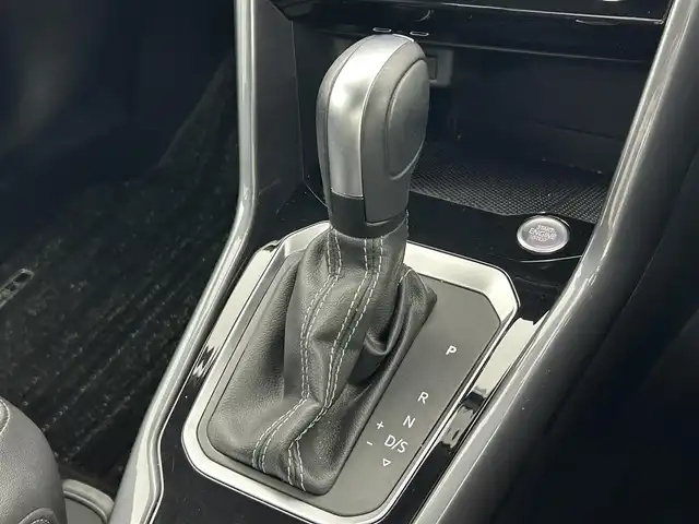 フォルクスワーゲン ＶＷ Ｔ－ロック TDI Rライン 熊本県 2021(令3)年 2万km ホワイトシルバーメタリック 禁煙車　/純正ナビ（ＡｐｐｌＣａｒＰｌａｙ・ＡｎｄｒｏｉｄＡｕｔｏ・フルセグ・ＢＴ・ＵＳＢ）/社外前後ドライブレコーダー　/ETC2.0/レーダークルーズコントロール/前後クリアランスソナー　/パワーバックドア　/衝突軽減ブレーキ/ブラインドスポットモニター/アイドリングストップ/横滑り防止　/純正フロアマット/ハーフレザーシート/純正19インチAW/オートライト/LEDヘッドライト/フォグライト/スマートキー/プッシュスタート/スペアキー1本/取扱説明書