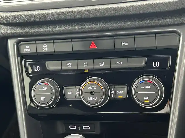 フォルクスワーゲン ＶＷ Ｔ－ロック TDI Rライン 熊本県 2021(令3)年 2万km ホワイトシルバーメタリック 禁煙車　/純正ナビ（ＡｐｐｌＣａｒＰｌａｙ・ＡｎｄｒｏｉｄＡｕｔｏ・フルセグ・ＢＴ・ＵＳＢ）/社外前後ドライブレコーダー　/ETC2.0/レーダークルーズコントロール/前後クリアランスソナー　/パワーバックドア　/衝突軽減ブレーキ/ブラインドスポットモニター/アイドリングストップ/横滑り防止　/純正フロアマット/ハーフレザーシート/純正19インチAW/オートライト/LEDヘッドライト/フォグライト/スマートキー/プッシュスタート/スペアキー1本/取扱説明書